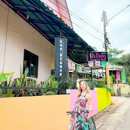 Les Fleurs House Panzió Khaulak Kültér fotó