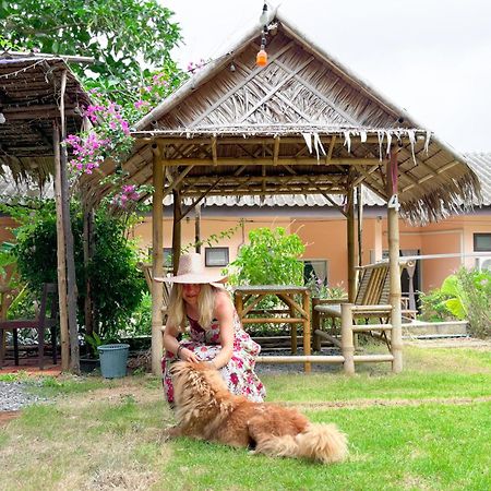 Les Fleurs House Panzió Khaulak Kültér fotó