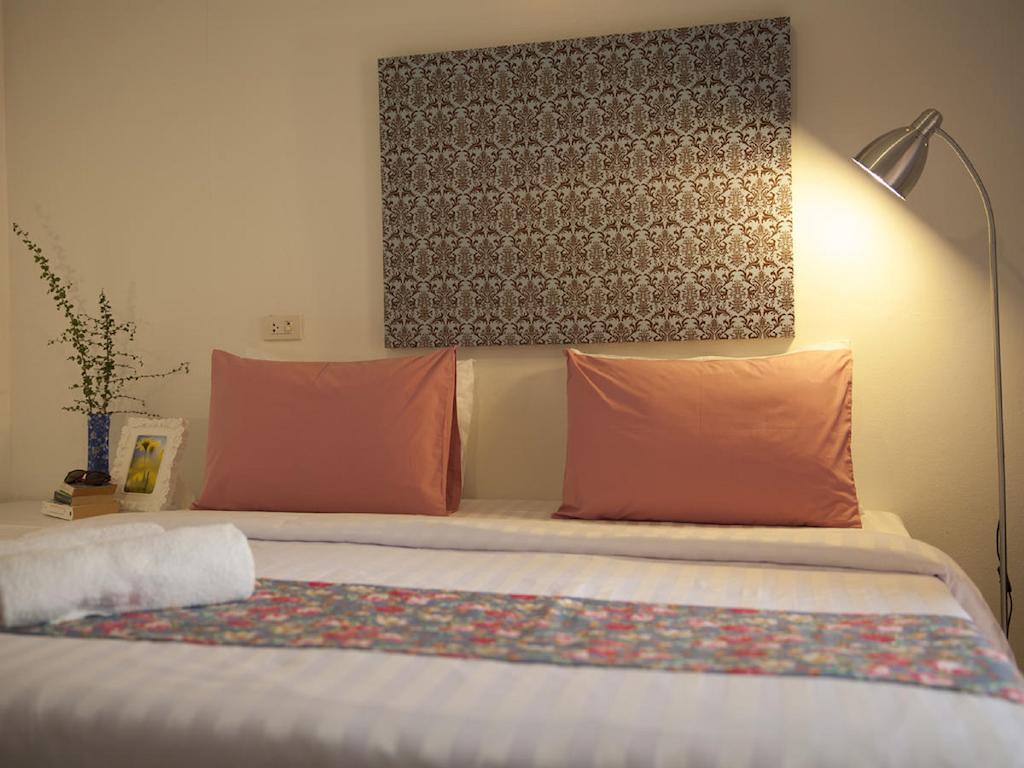 Les Fleurs House Panzió Khaulak Szoba fotó