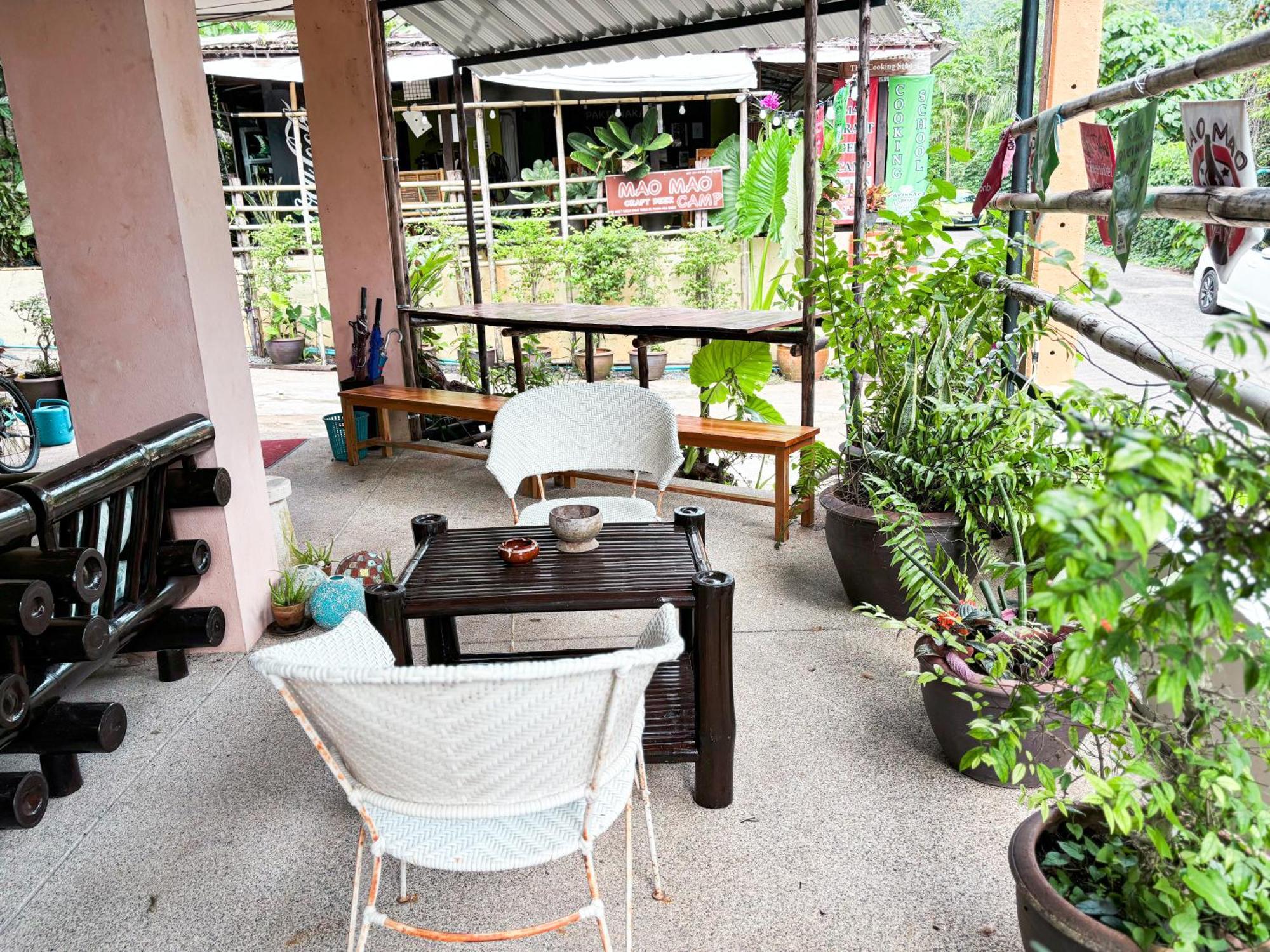 Les Fleurs House Panzió Khaulak Kültér fotó
